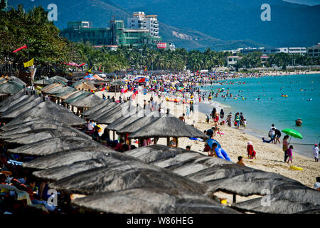 --FILE--Tourists have fun at a beach resort in Sanya city, south China`s Hainan province, 24 January 2015.   Sanya is expecting an increase in oversea Stock Photo